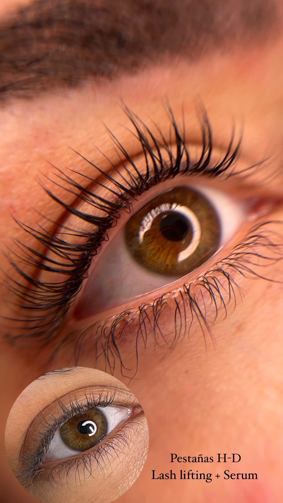 Detalle de un ojo femenino con pestañas largas y levantadas.