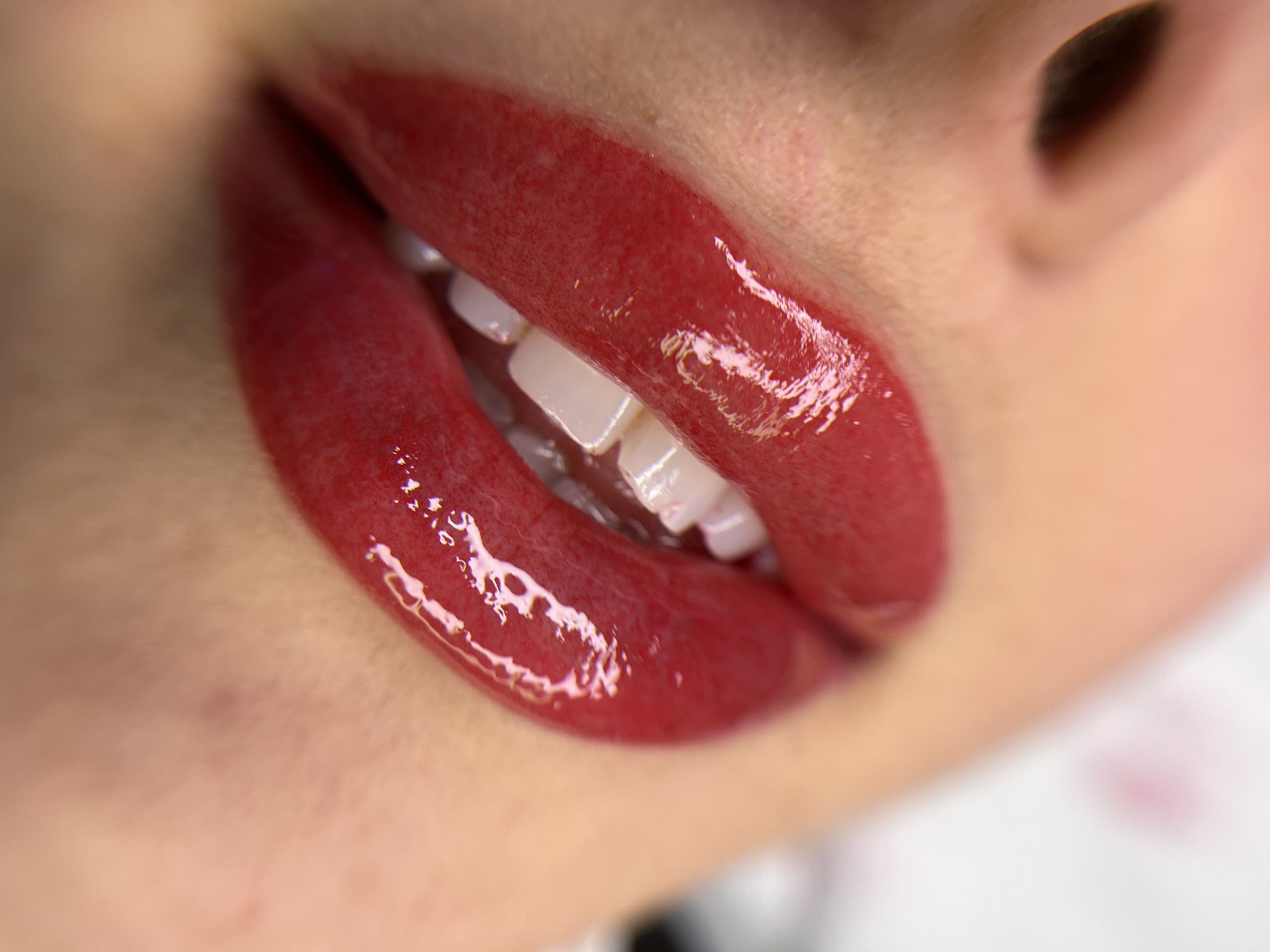 Primer plano de labios rojos brillantes.