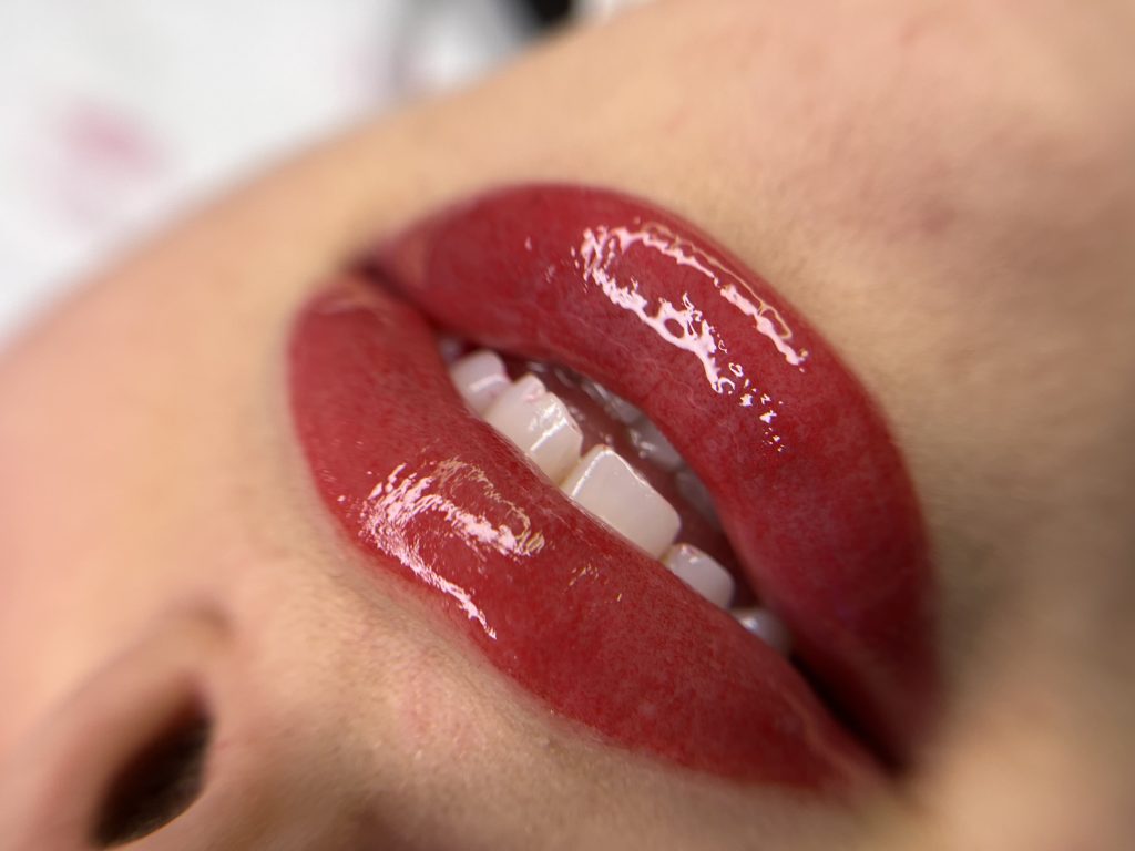 Primer plano de labios rojos brillantes.